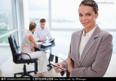 商務(wù)咨詢(xún)與手機(jī)和坐在她的身后的客戶(hù),攝影,匯圖網(wǎng)www.huitu.com